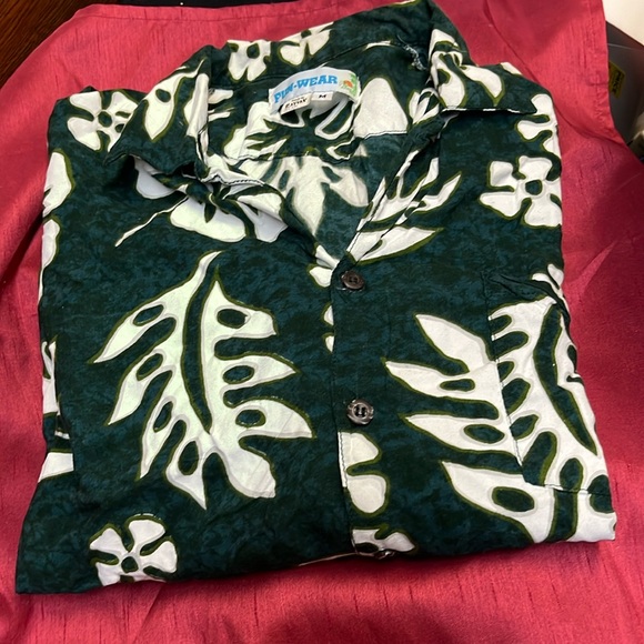 Fun Wear Hawaiian Shirt Size Medium - Picture 1 of 1